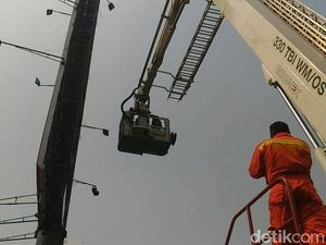Petugas Damkar Bujuk Agustinus Turun dari Baliho Dekat Gedung KPK