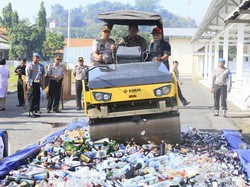 Ribuan Botol Miras Digilas di Semarang Jelang Ramadan