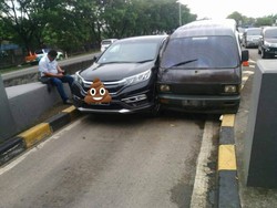 Ini Penyebab 2 Mobil Pepet-pepetan di Pintu Tol