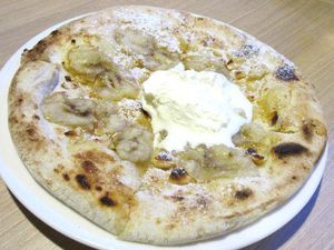 Cicip Pizza Manis dengan Topping Pisang di 4 Tempat Ini