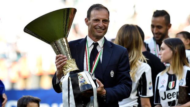 Football Soccer - Juventus v Crotone - Serie A - Juventus Stadium, Turin, Italy - 21/5/17Juventus coach Massimiliano Allegri celebrates with the trophyReuters / Giorgio Perottino