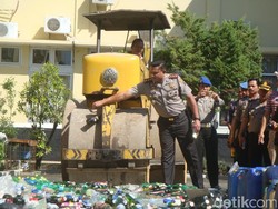 Jelang Ramadan, Polres Banyumas Musnahkan Ribuan Botol Miras