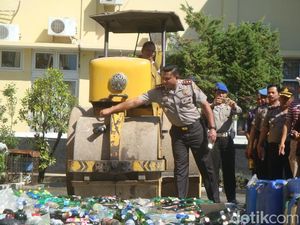 Jelang Ramadan, Polres Banyumas Musnahkan Ribuan Botol Miras Jelang Ramadan, Polres Banyumas Musnahkan Ribuan Botol Miras