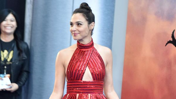 So Hot! Seksinya Gal Gadot dalam Dress Merah