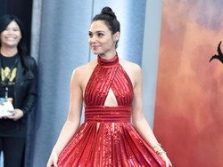 Gal Gadot Pakai Sandal Bertali Rp 600 Ribuan ke Premier Wonder Woman