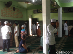 Meski Sudah Terjual, Warga Tetap Salat di Masjid Baiturrahman Cawang