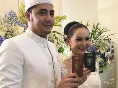 Senyum Bahagia di Pernikahan Kedua Kalina Ocktaranny