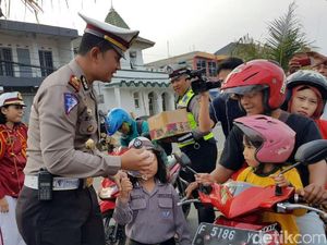 Hari Pertama Ramadan, Polisi di Cianjur Bagi-bagi Takjil