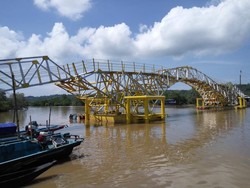 Penampakan Jembatan Apung di Cilacap