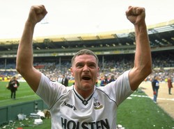 Paul Gascoigne pernah mengatakan kepada Alex Ferguson bahwa dirinya bakal gabung dengan MU pada 1988. Ferguson pun kemudian pergi berlibur dengan membawa kepercayaan itu, tapi Tottenham Hotspur ternyata datang menggoda dengan memberi fasilitas yang diminta si pemain. (Foto: Simon Bruty/Allsport)