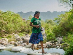 Pakai Rok dan Sandal Karet, Wanita Ini Juara Lomba Ultramarathon 50 km