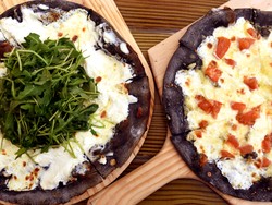 Setelah Es Krim, Kini Ada Pizza, Pasta dan Keju Serba Hitam