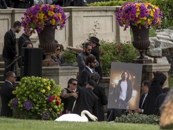 Chris Cornell Dimakamkan di Samping Monumen Legenda Rock Johnny Ramone