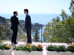 Saat Foto Romantis Trudeau dan Macron Membuat Heboh Dunia Maya