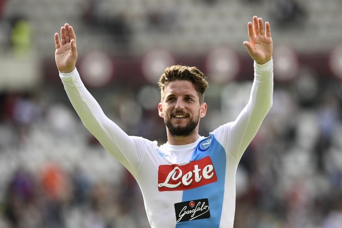 Napolis Belgian striker Dries Mertens greets supporters at the end of the Italian Serie A football match Torino vs Napoli at the Olympic stadium in Turin, on May 14, 2017. / AFP PHOTO / MIGUEL MEDINA