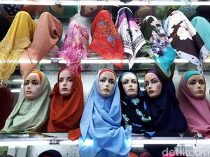 Pedagang Jilbab Tanah Abang Kejar Omzet Rp 800 Juta Selama Ramadan