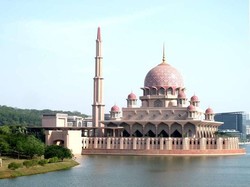 Masjid Unik di Malaysia, Warnanya Pink!