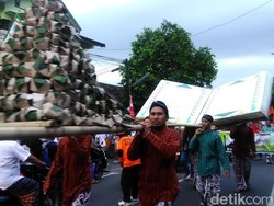Kirab Gunungan Takjil Membuka Pasar Sore Ramadan di Nitikan Yogya