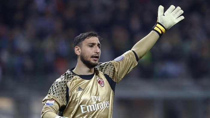 Football Soccer - AC Milan v AS Roma - Italian Serie A - San Siro Stadium, Milan, Italy - 07/05/2017  AC Milans goalkeeper Gianluigi Donnarumma reacts during the match against AS Roma. REUTERS/Stefano Rellandini
