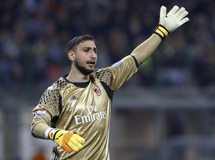 Football Soccer - AC Milan v AS Roma - Italian Serie A - San Siro Stadium, Milan, Italy - 07/05/2017  AC Milans goalkeeper Gianluigi Donnarumma reacts during the match against AS Roma. REUTERS/Stefano Rellandini