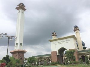 Akhir Pekan Saat Ramadan, Wisata Religi ke Masjid Megah di Siak