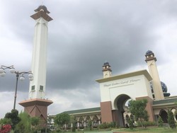 Akhir Pekan Saat Ramadan, Wisata Religi ke Masjid Megah di Siak