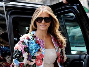 Foto: Gaya Melania Trump Pakai Coat Rp 685 Juta Saat di Italia Foto: Gaya Melania Trump Pakai Coat Rp 685 Juta Saat di Italia