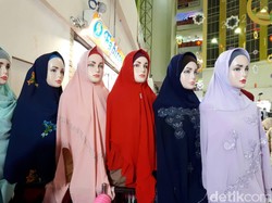 Awal Ramadan, Busana Ini Laris Diborong Ibu-ibu di Pasar Tanah Abang