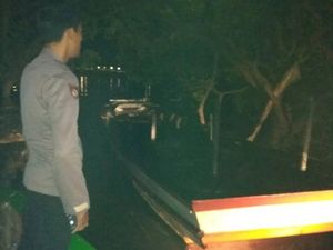 Sebuah Kapal Terbakar Saat Bersandar di Dermaga Pulau Pari Sebuah Kapal Terbakar Saat Bersandar di Dermaga Pulau Pari