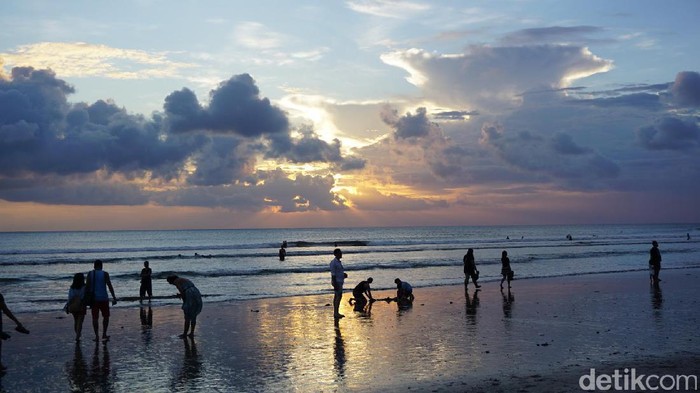 Pantai Kuta untuk Ngabuburit di Bali Pantai Kuta di Bali