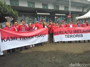 Kader PKPI Bagikan Bunga Mawar di Lokasi Bom Kampung Melayu