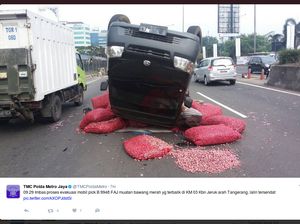 Mobil Bermuatan Bawang Merah Terguling di Tol Jakarta-Tangerang