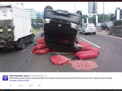 Mobil Bermuatan Bawang Merah Terguling di Tol Jakarta-Tangerang
