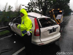 Mobil Oleng ke Median Jalan Tol Padaleunyi, Satu Orang Tewas