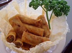 Lumpia Isi Bihun dan Ayam yang Renyah Bisa Dibuat dengan 4 Langkah Ini