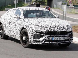 SUV Lamborghini Berlari di Lintasan Balap