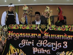 Berkunjung ke Kampung Seni Jelekong, Ridwan Kamil Jadi Dalang