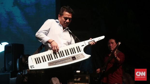 Indra Lesmana Keyboardis Krakatau Band, Krakatau menjadi band pamungkas di hari kedua Bali Blues Festival. Di Tahun 2017 ini Bali Blues Festival mulai mengembangkan waktu penyelenggaraan dari sehari menjadi dua hari, hal ini untuk mengakomodir 18 artis/band pendukung. Bali. Jumat, 27 Mei 2017. Bali Blues Festival merupakan salah satu attraction di pulau Peninsula untuk meningkatkan minat wisatawan dan jumlah kunjungan ke Nusa Dua Bali. CNN Indonesia/Andry Novelino