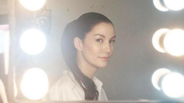 Pesona Nadya Hutagalung Tak Lekang Oleh Waktu