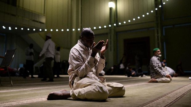 A Muslim American man holds up his hands in prayer after breaking fast and performing the Maghrib sunset prayer on the first day of Ramadan at the Islamic Cultural Center in Manhattan, New York, U.S., May 27, 2017.  REUTERS/Amr Alfiky        TPX IMAGES OF THE DAY