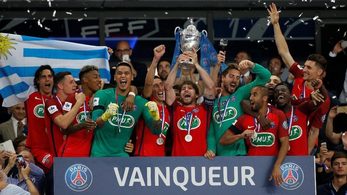 Angers vs Paris St Germain Football Soccer - Angers vs Paris St Germain - Coupe de France Final - Stade de France, Saint-Denis near Paris - 27/5/17 Paris Saint-Germainβs Maxwell lifts the trophy as team mates celebrate at the end of matchReuters / Pascal Rossignol