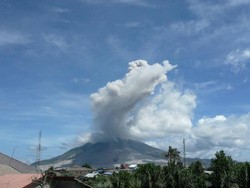 Gunung Sinabung Luncurkan Awan Panas Guguran Sejauh 4.500 Meter