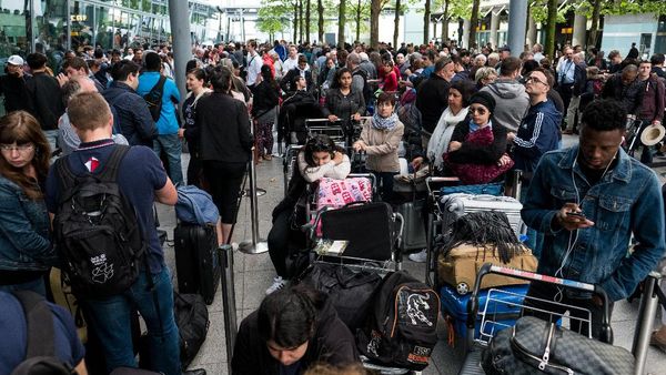 Foto-foto Penumpang  British Airways yang Terlantar