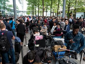 Foto-foto Penumpang  British Airways yang Terlantar