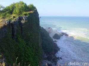 Tebing di Pantai Ngungap Gunungkidul Ambrol Tebing di Pantai Ngungap Gunungkidul Ambrol