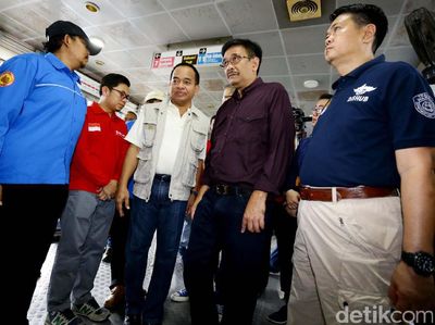 Djarot Sambangi Halte TransJakarta Kampung Melayu