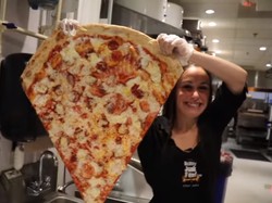 Wouw! Pasangan Ini Ciptakan Potongan Pizza Terbesar di Dunia