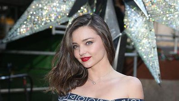 Si Seksi Miranda Kerr yang Baru Nikahi Berondong Rp 58 Triliun