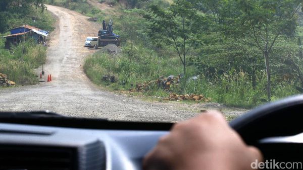 Melihat Jalur Puncak II yang Mangkrak