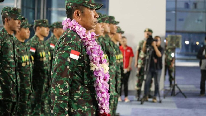 Disambut Kalungan Bunga, Tim AASAM TNI AD Mendarat di Indonesia Disambut Kalungan Bunga, Tim AASAM TNI AD Mendarat di Indonesia